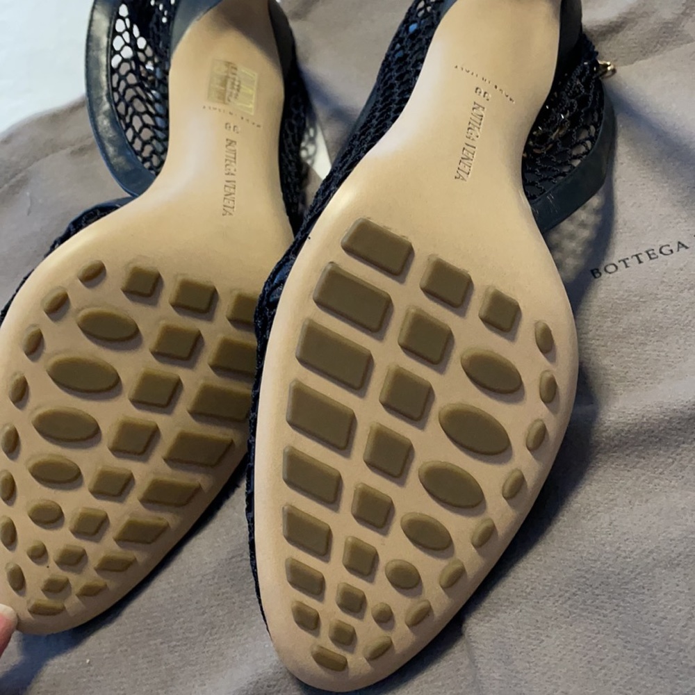 BOTTEGA VENETA Chain-embellished macramé and leather pumps Black - Picture 11 of 16